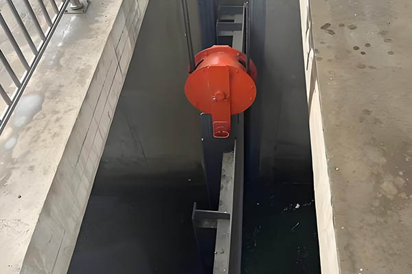 露顶式与潜孔式弧形闸门有什么区别 | 安装位置、水头承受、密封形式对比