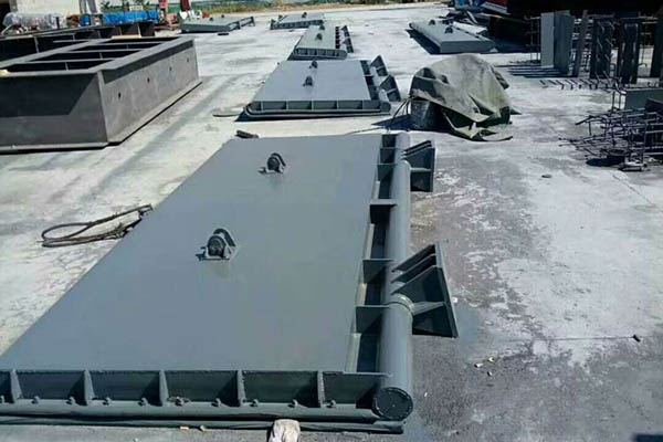 一批钢制拍门发往天津某雨水排放口改造工程整体外观 | 钢制 | 拍门整体结构展示