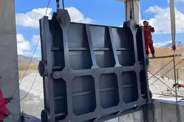 钢制闸门材质怎么选 | 碳钢喷锌与304/316L不锈钢成本及寿命分析