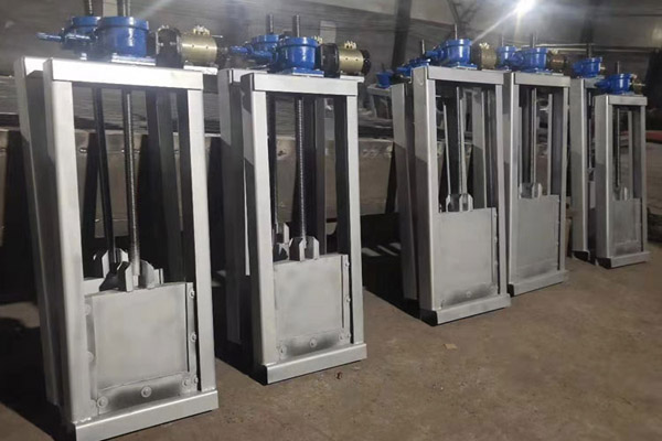 一批不锈钢渠道闸门发往安徽某灌区节水改造项目现场