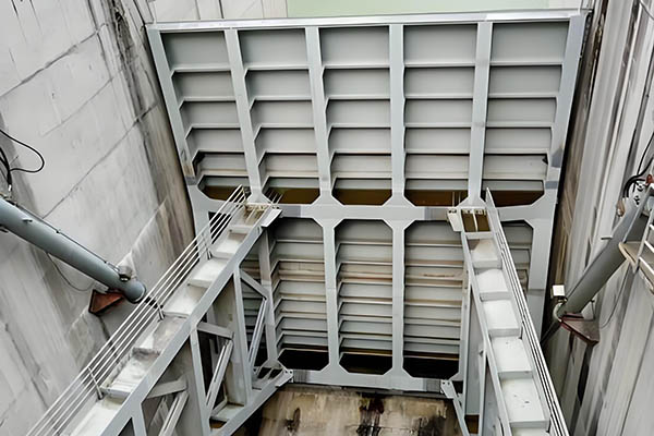 10x8 米弧形钢闸门 | 特大型水利枢纽泄洪闸 | 斜支臂高水头弧门 | 全金属硬密封或橡胶密封 | 源头厂家设计制造 展示图 1