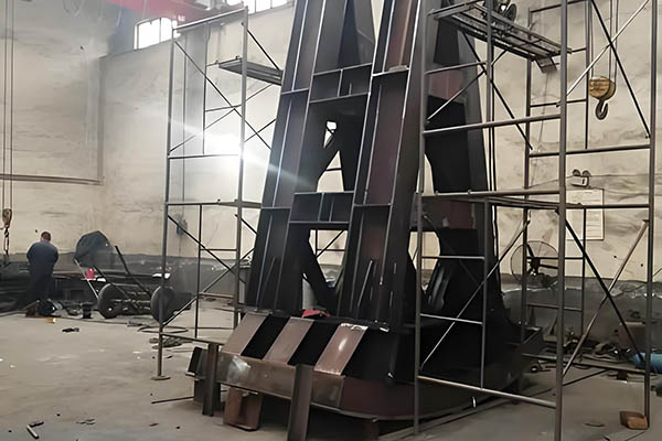 弧形钢制闸门焊接加工现场：从结构特点到焊接控制